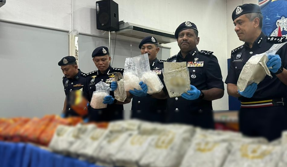 Pengarah Jabatan Siasatan Jenayah Narkotik (JSJN) Bukit Aman, Datuk Hussein Omar Khan (dua dari kanan) menunjukkan dadah yang dirampas dalam sidang media, di sini